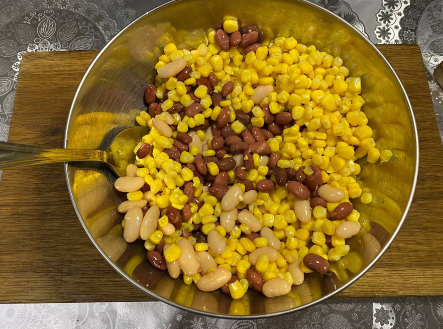 Смешать в миске фасоль и кукурузу.