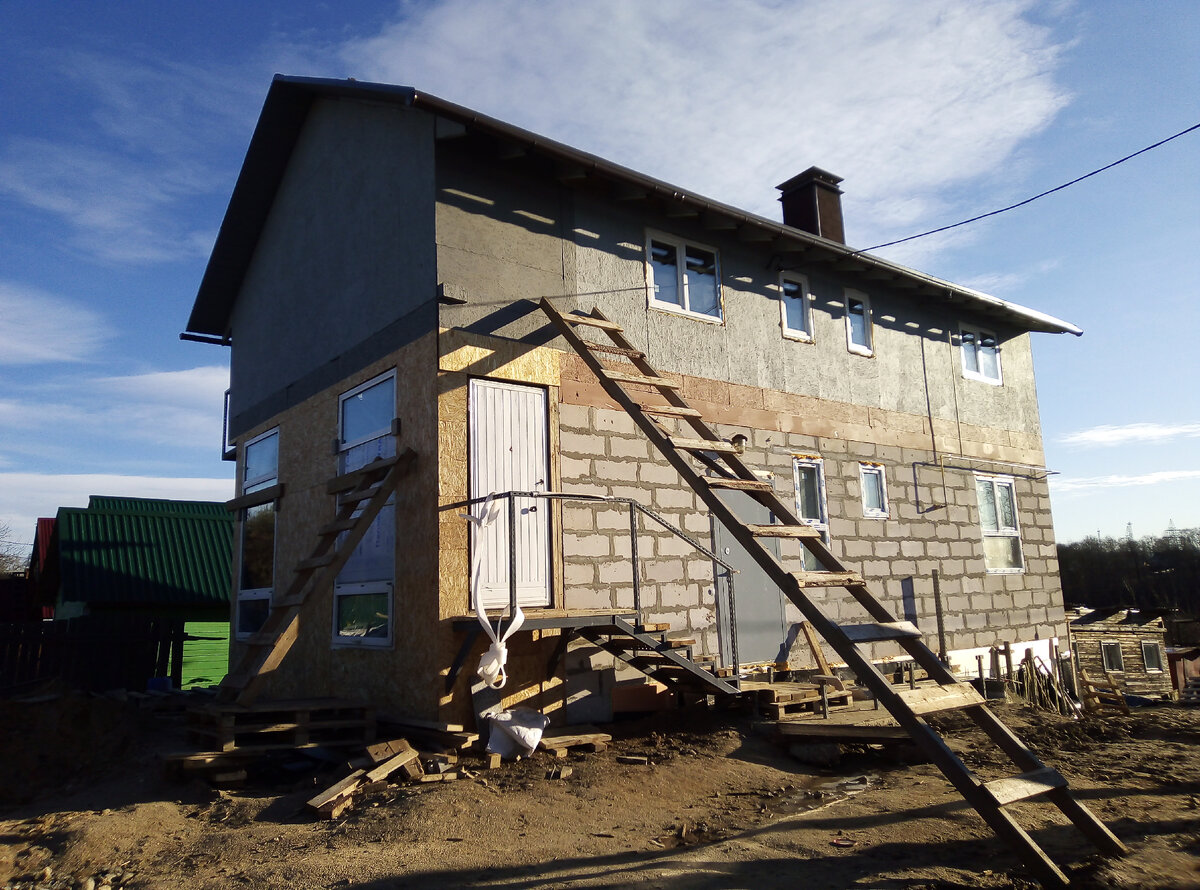 вот так выглядел дом после того как я закрыл дырку над входом на второй этаж, и покрасил, но хозяин цвет не угадал, поэтому это место выглядит как клякса.