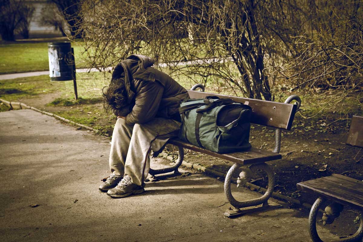 Долгое размышление. Бездомный мужчина на скамейке.