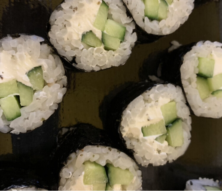  Основным компонентом суши является  белый рис. Именно из-за него, суши долгое время относили к  не «диетическим» блюдам.  Рис с высоким содержанием крахмала всегда считался  «врагом» стройной фигуры!