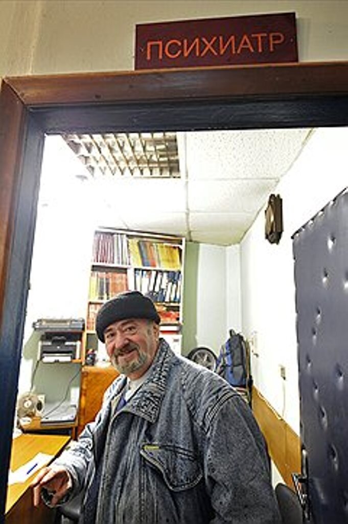 Анатолий Вайсман в кабинете директора автосервиса