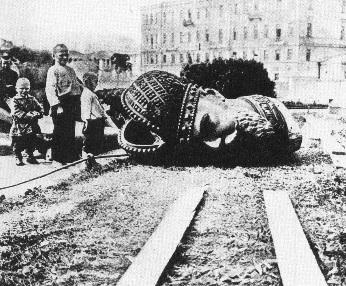 Снос памятника императору Александру 3 в Москве. 1918г. Фотография из свободного доступа в интернете.