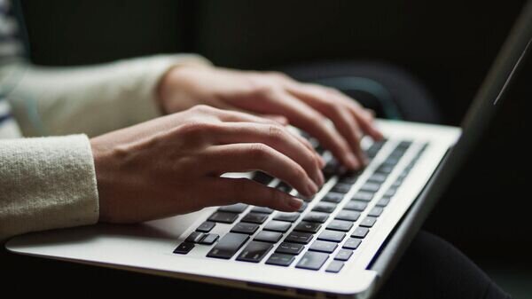    Женщина работает за ноутбуком 360CC0 / /