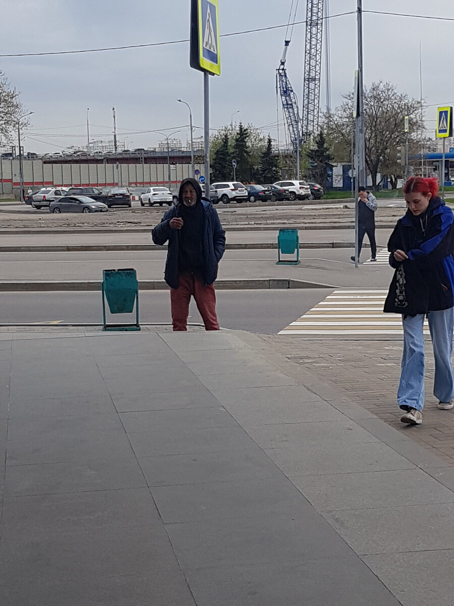 БОМЖ-алкашик у метро