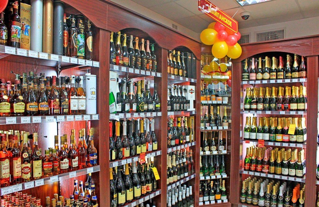 Продукция кб. Алкомаркет. Ассортимент алкогольного магазина. Алкогольный магазин.