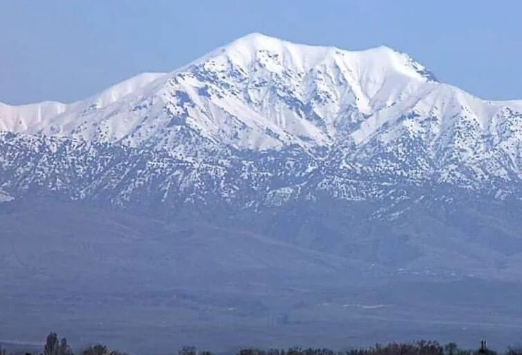 Пик Такали (гора Палатка) высота 2763 м, с площади Ленина в хорошую погоду был хорошо виден.