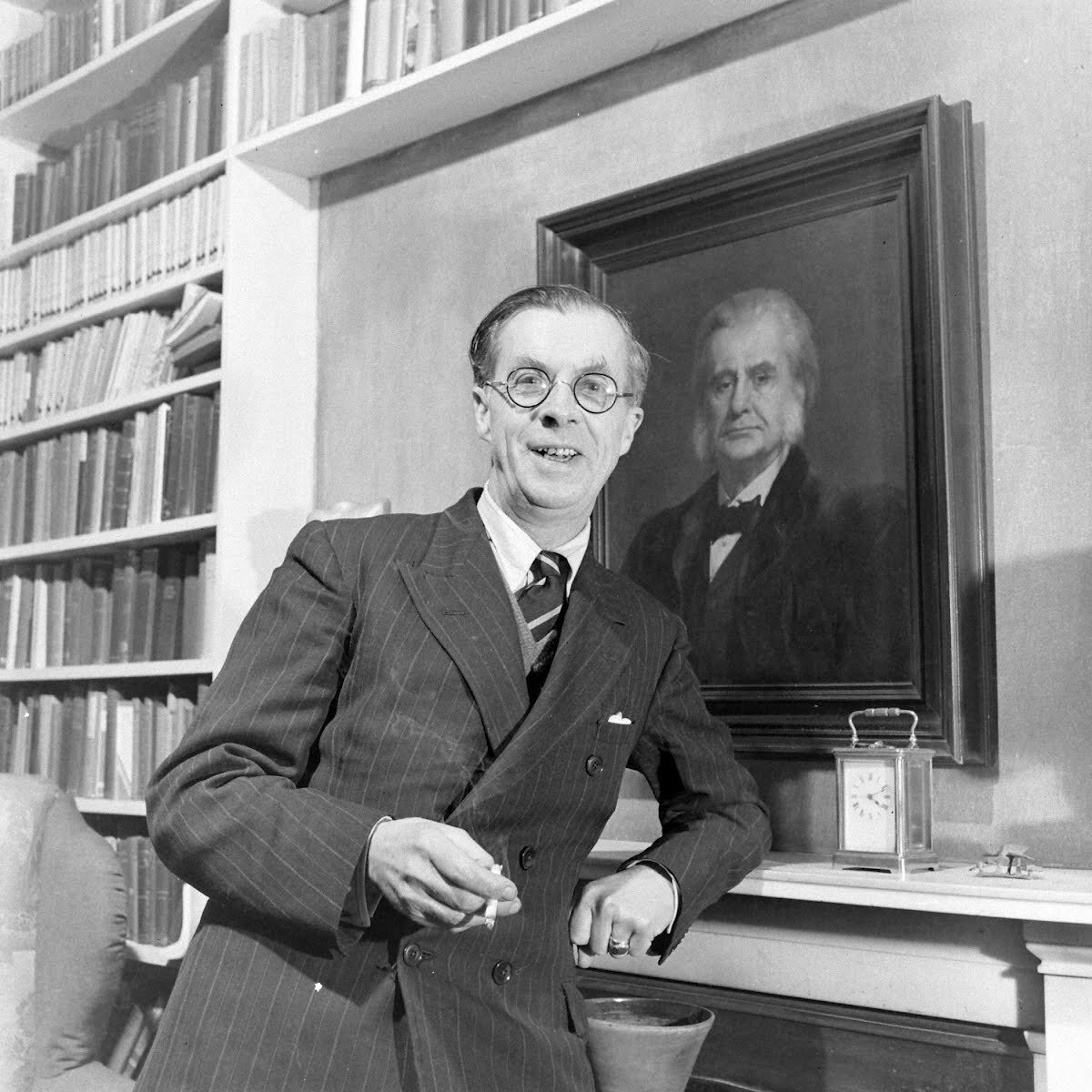 Джулиан Хаксли рядом с портретом отца, 1947.