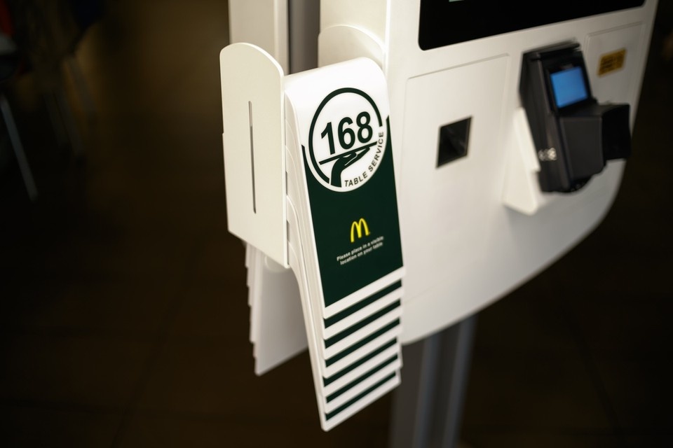     Из заведений исчезли локаторы, помогавшие найти посетителя и принести его заказ прямо за столик. Фото: McDonald’s.