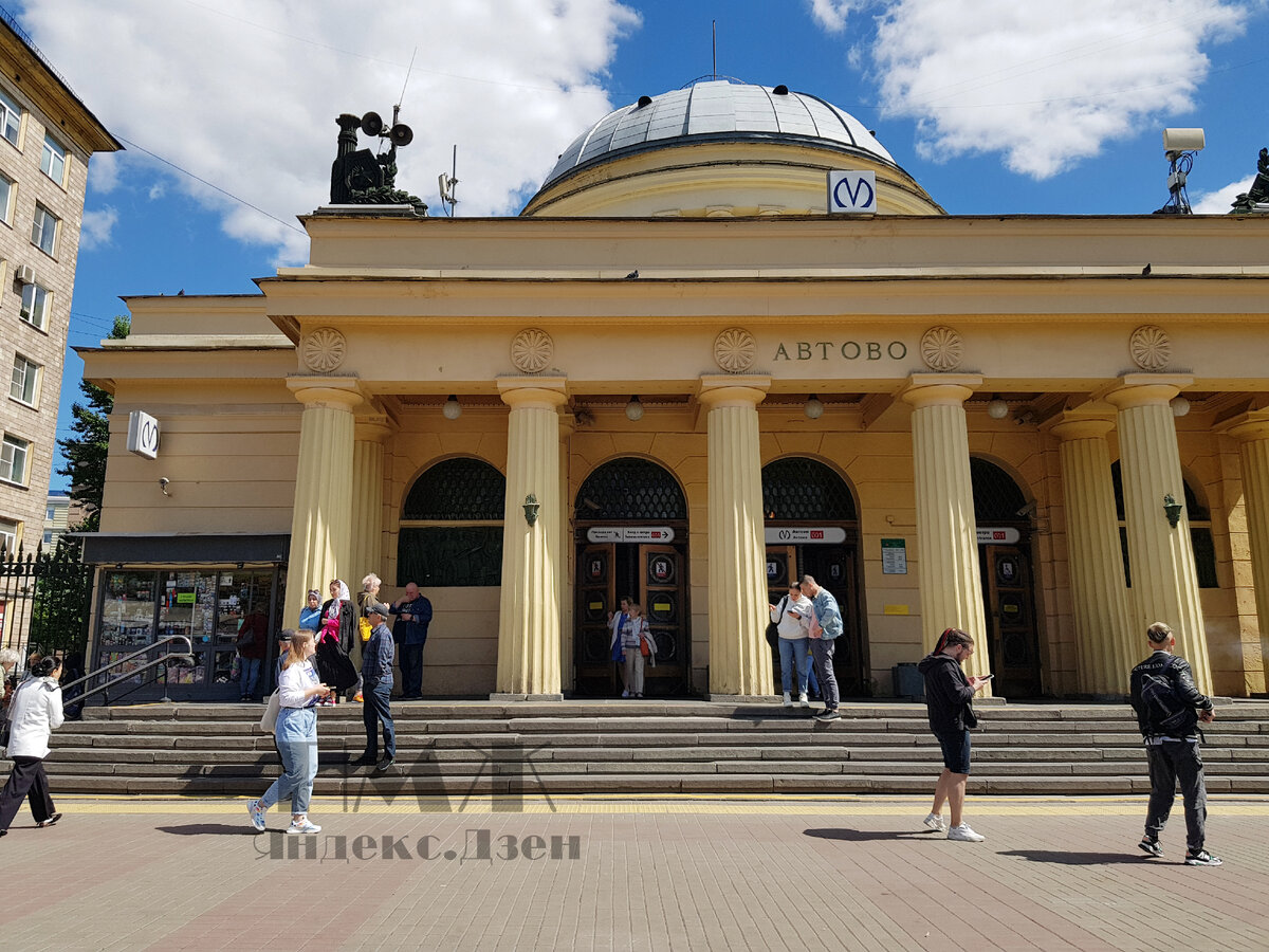 Я считаю эту станцию одной из самых красивых в городе. На платформе часто вижу экскурсии