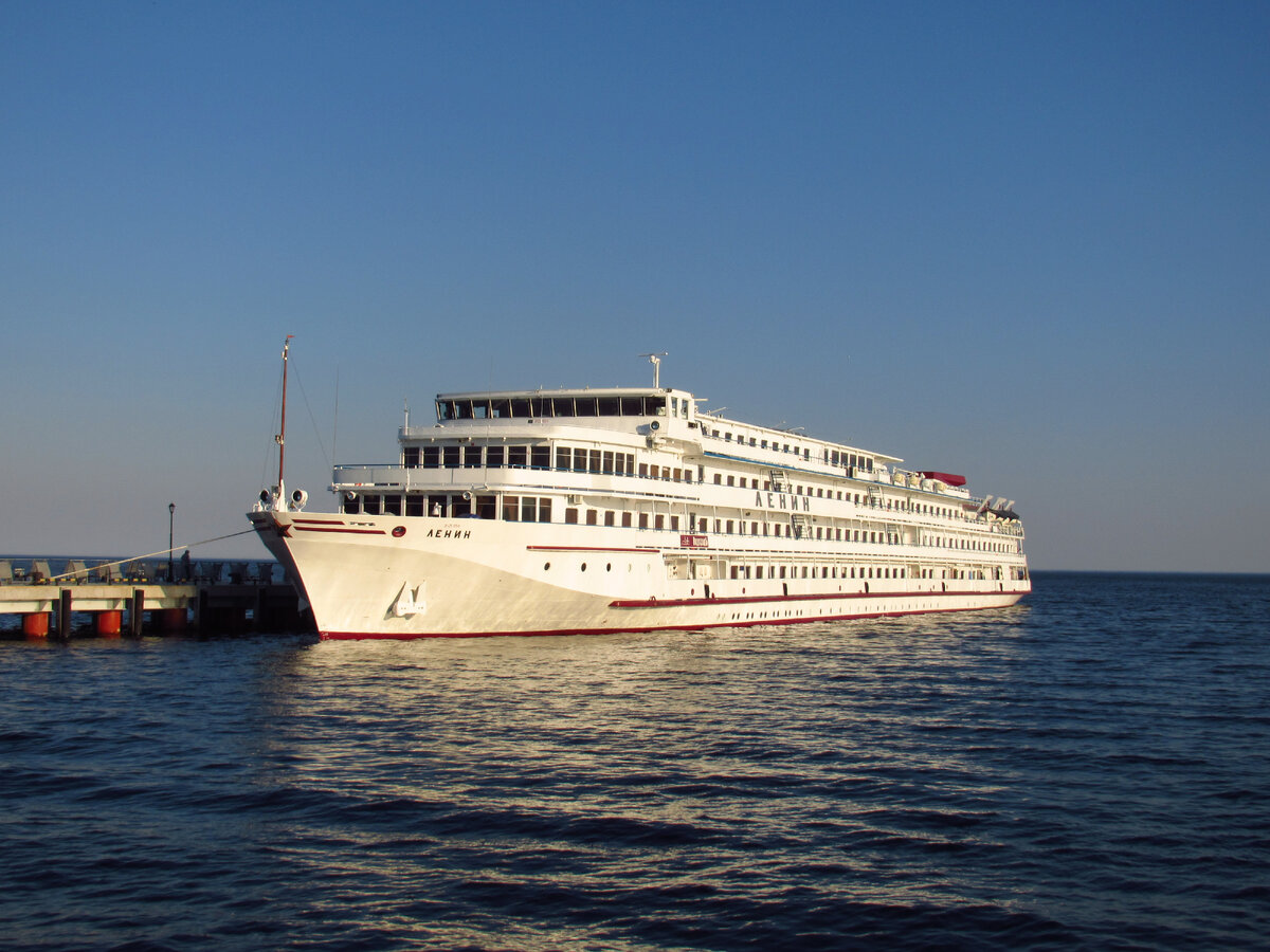 Теплоход "Ленин" у пирса острова Коневец