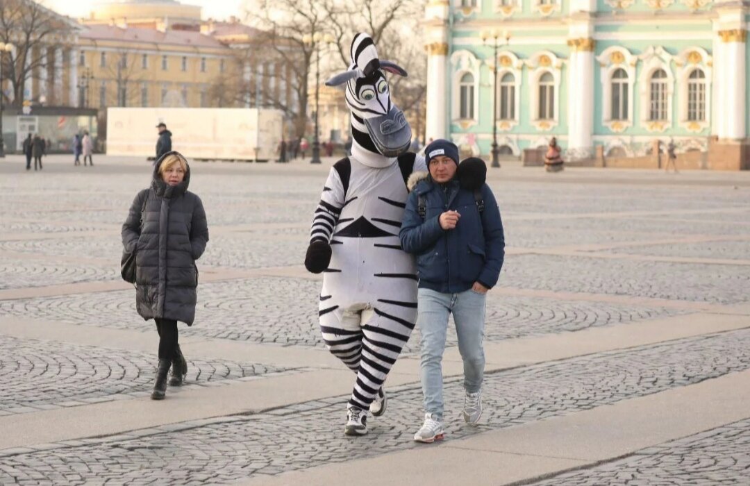 Дворцовая площадь с людьми