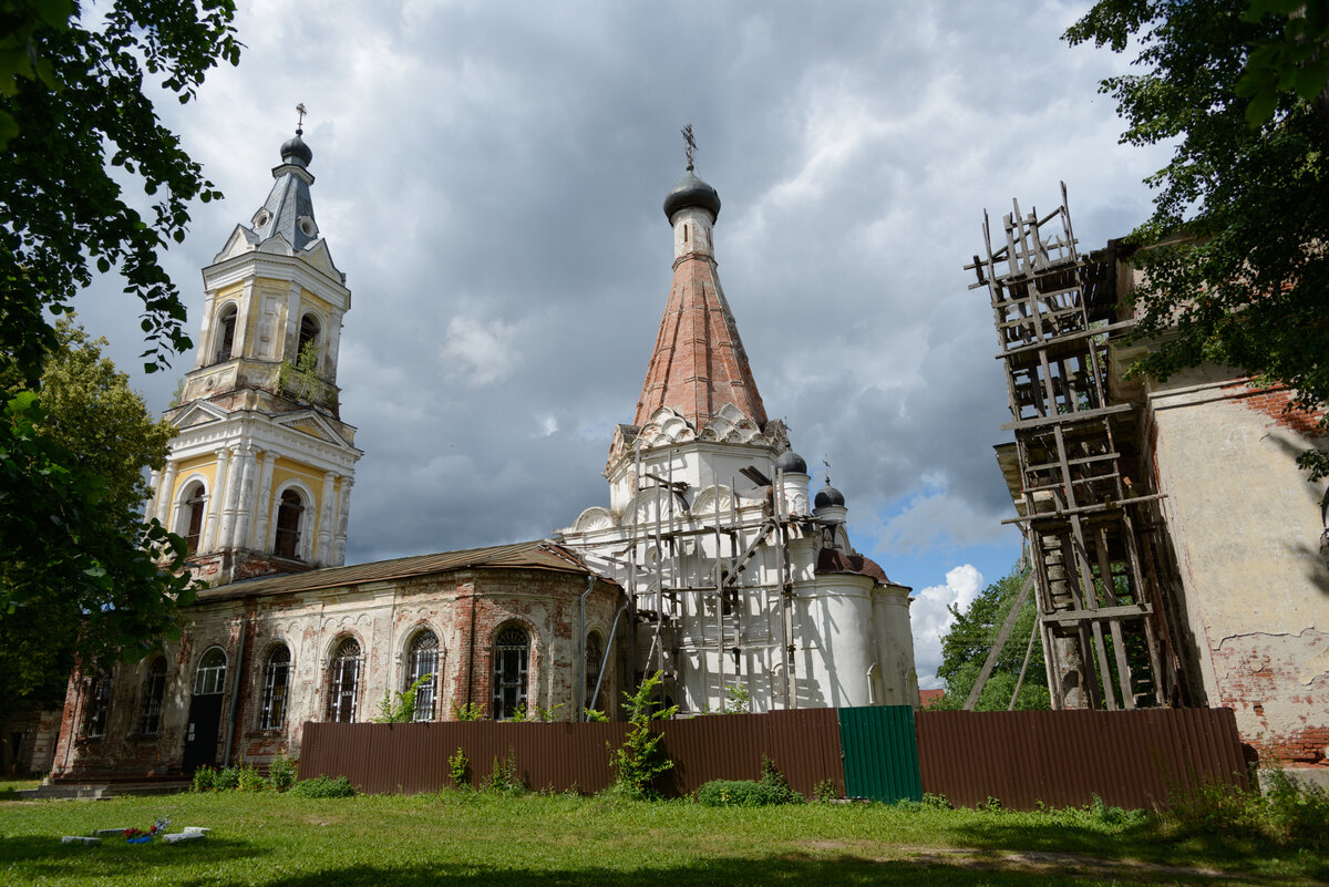 Храмовый комплекс в селе Кушалино. Фото автора. Июль 2022 года. 