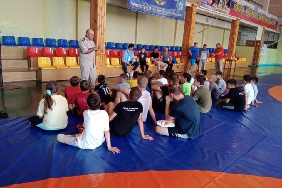     Спортсмен рассказывает воспитанникам школы Олимпийского резерва о правилах безопасности на воде.
