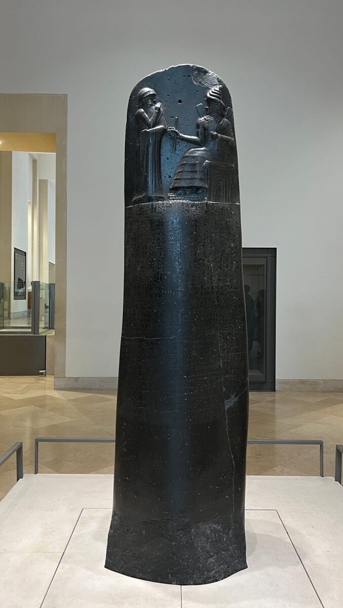 Базальтовая плита с законами Хаммурапи - самый важный экспонат для юристов. Для не-юристов поясняю: своду законов почти 4 тысячи лет. Плита с ними стояла в центре города, что позволяет сделать вывод, что население было грамотным. Повторяю: 4 тысячи лет назад.