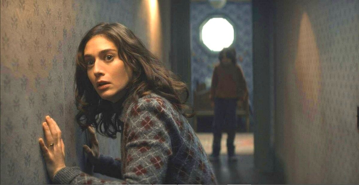 - И ведь когда он виски пьет и комедии смотрит, ну ведь нормальный же веселый папка у нас! Но как только забухает под "Сияние" Кубрика, всё, копец: с топором по дому бегает, в «Here’s Johnny!» играть начинает!..