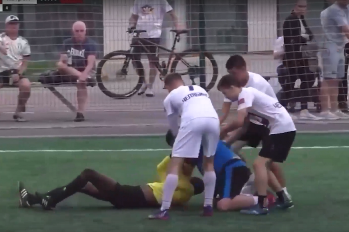    Футболист набросился на судью из Камеруна во время матча в Челябинске