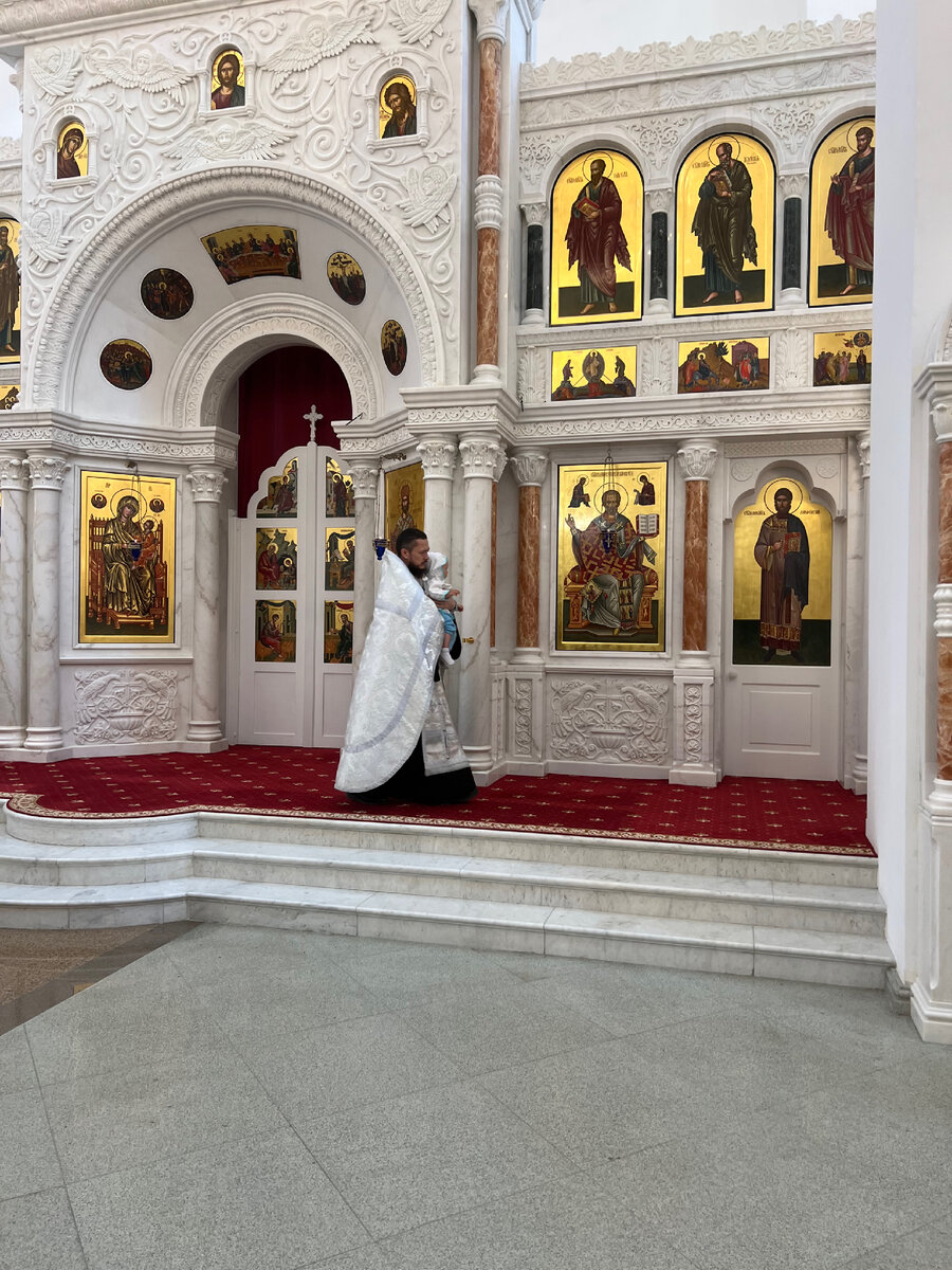 В конце Таинства мальчиков вносят в алтарь, а девочек - нет. Это первое отличие, про второе читайте ниже