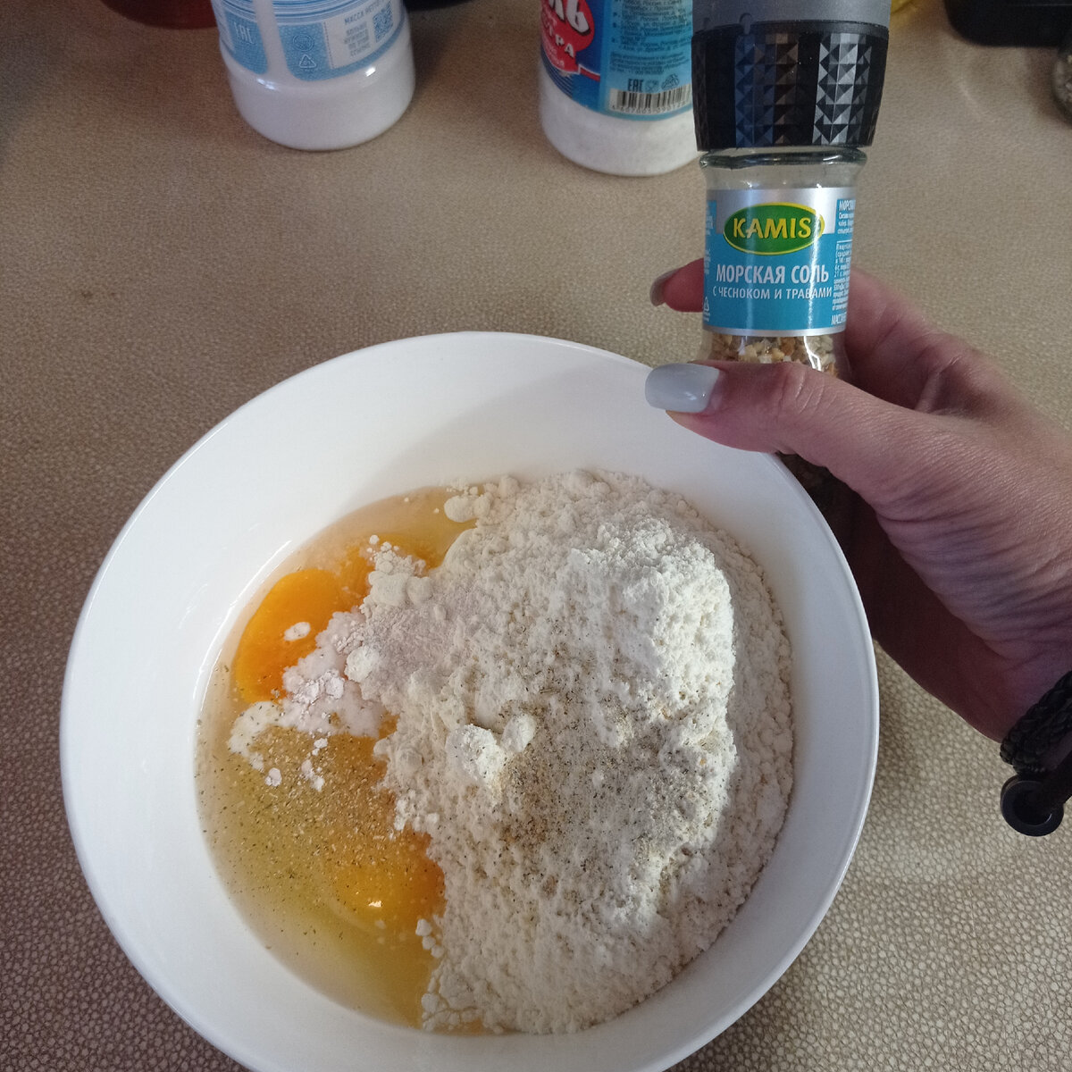 Всё перемешиваем, консистенция должна быть как сметана