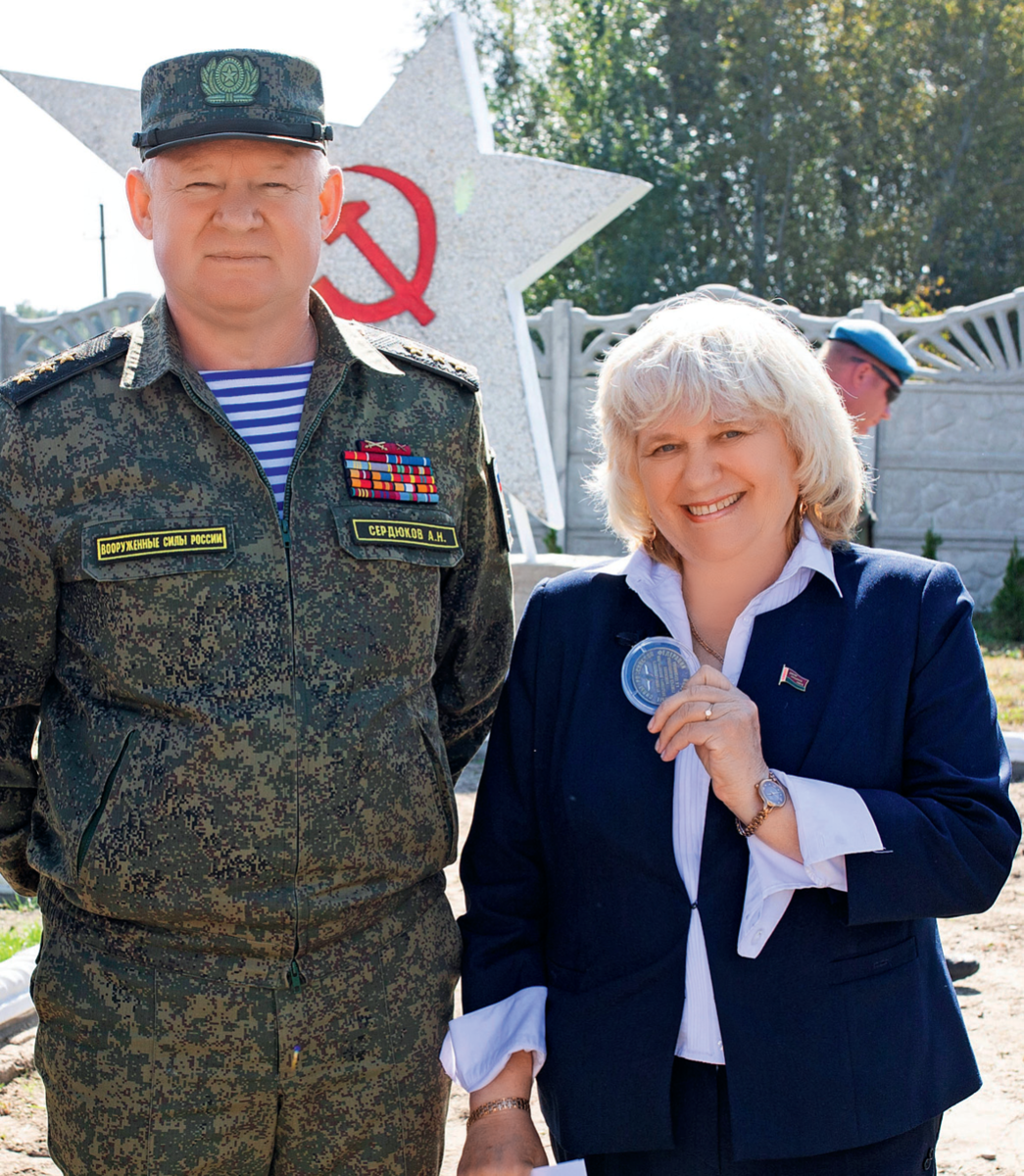 Наталия Ильницкая с командующим Воздушно-десантными войсками России Андреем Сердюковым. 2021 год 