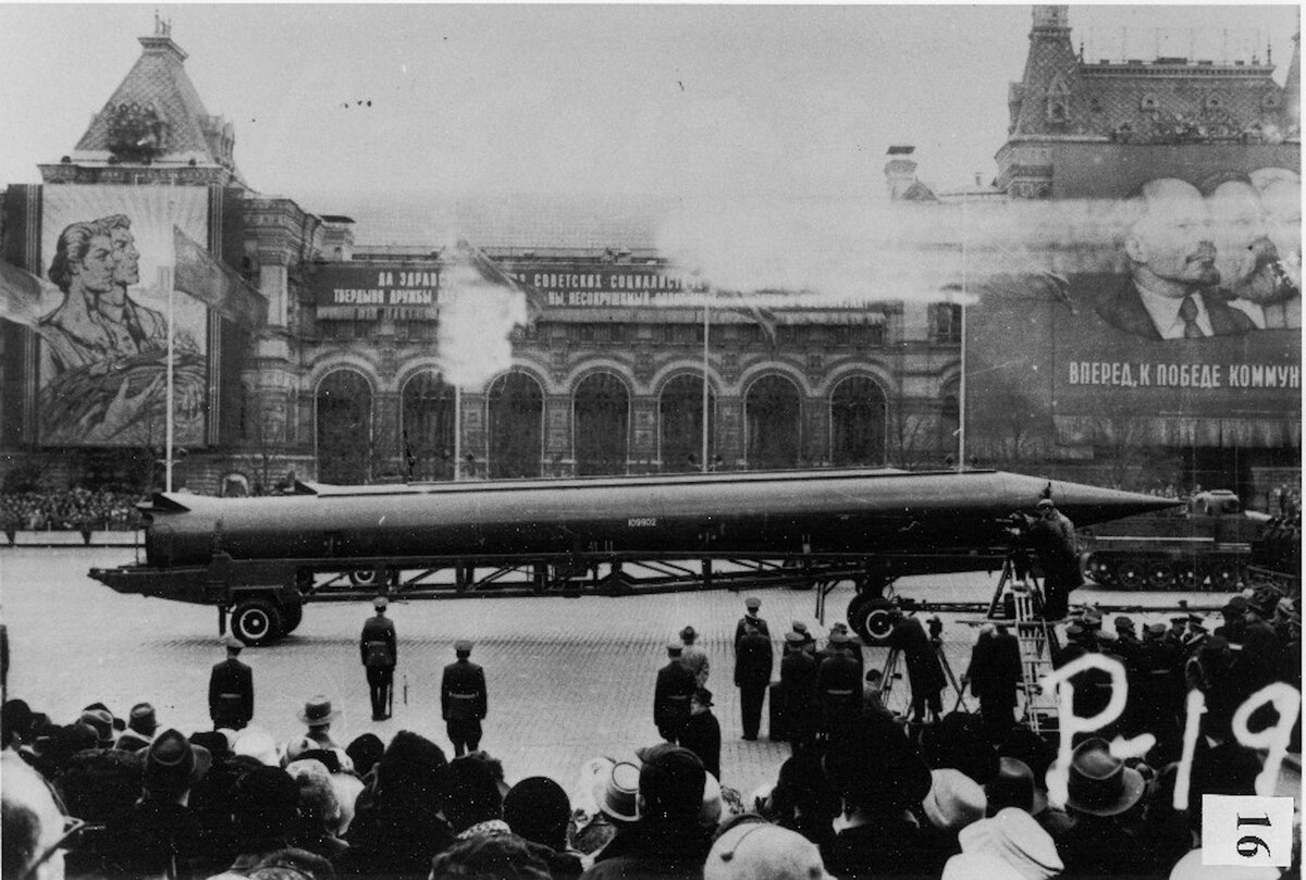 Советская баллистическая ракета средней дальности (SS-4 в документах США, R-12 В советских документах) на Красной площади в Москве