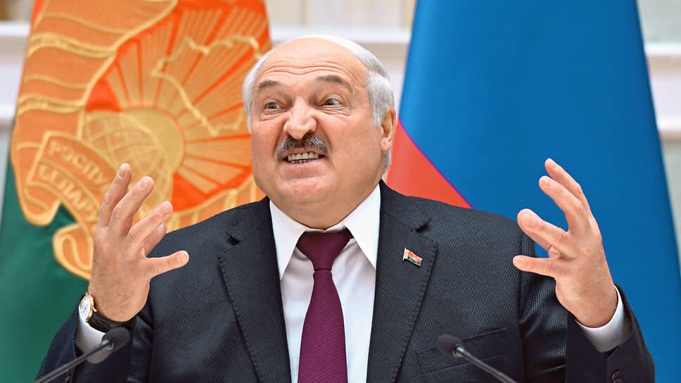 Фото: Дмитрий Азаров / Коммерсантъ📷Президент Белоруссии Александр Лукашенко подписал указ, делающий невозможным получение нового загранпаспорта взамен истекшего в диппредставительствах страны за рубежом