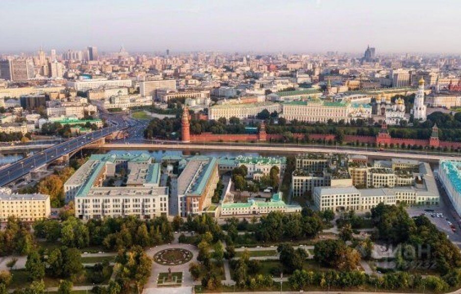 На самом деле, цена ее 3,95. Но кто считает такую мелочь, когда речь идет о настоящей роскоши! Итак, давайте знакомиться и разбираться, за что покупатель платит такие деньги. Перед нами отдельно стоящий особняк площадью 225 квадратных метров. В нем 9 комнат — виды большей части открываются на Кремль.