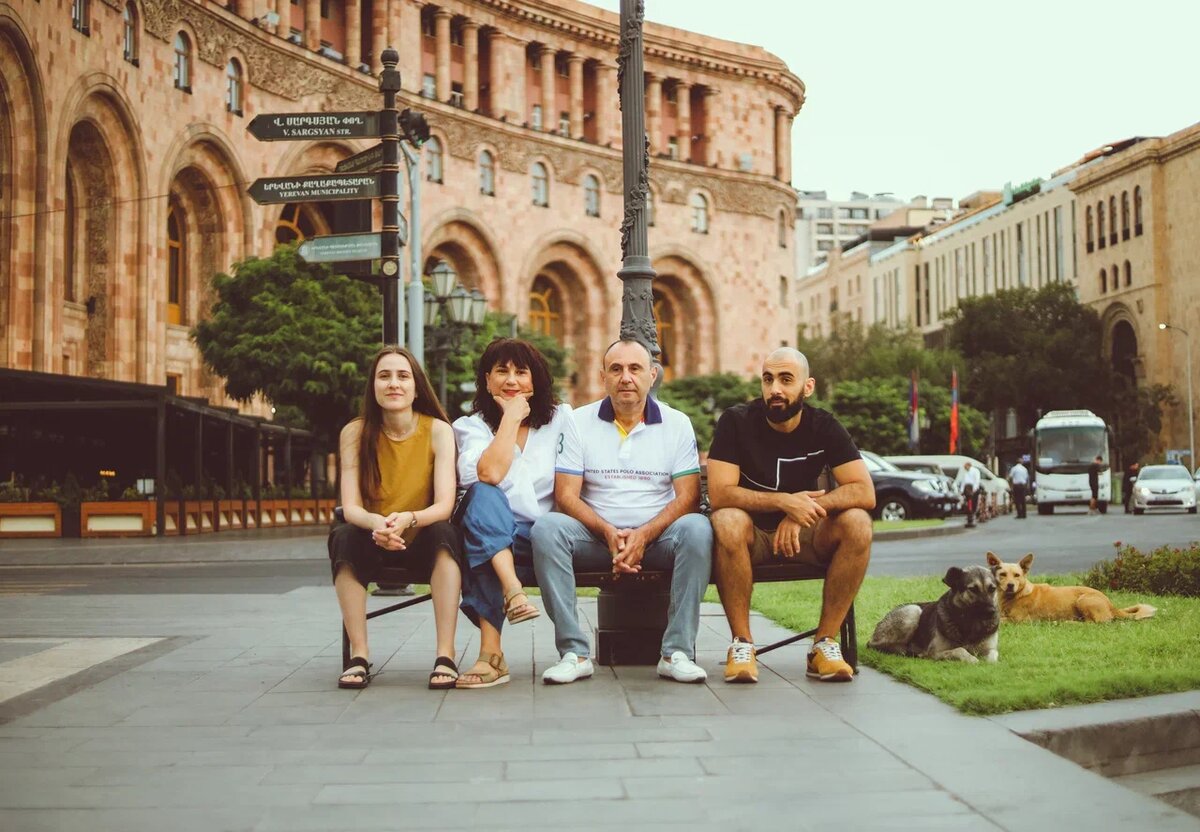 две собачки справа бегали всюду за нами примерно час