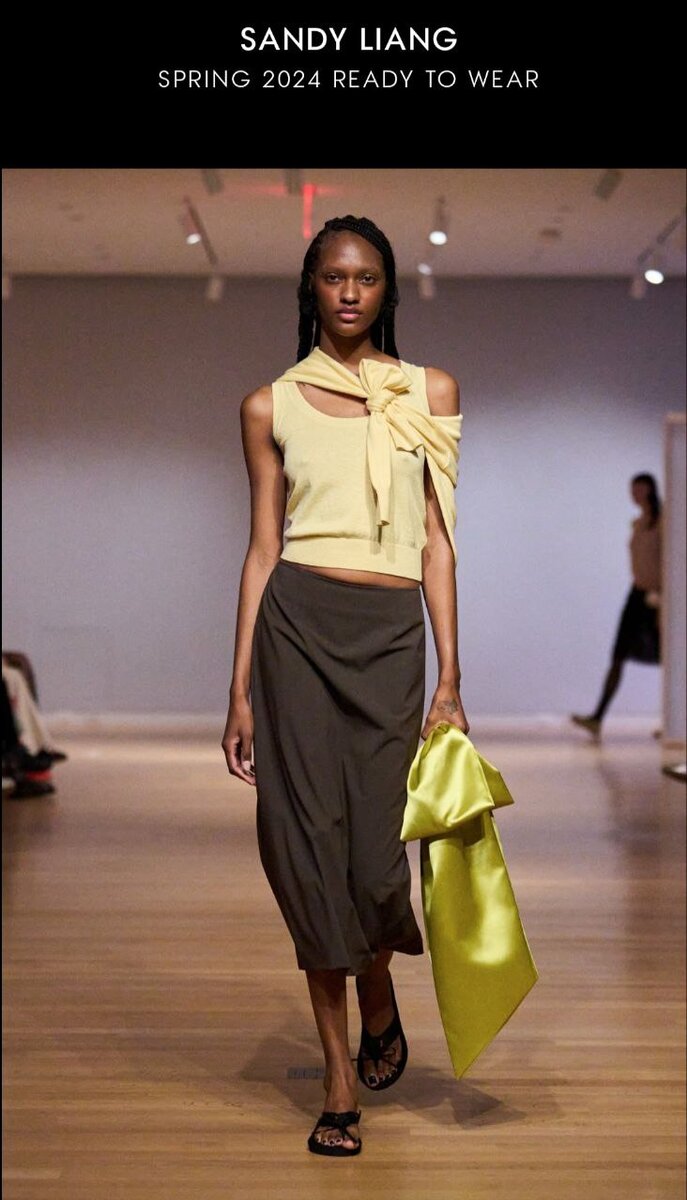 Ничего необычного. Кроме способа завязать платок. Источник : VOGUE RUNWAY
