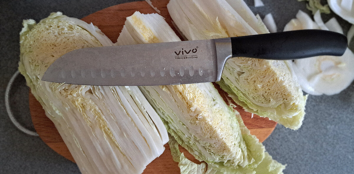 Этот милый ножик-сантоку я выиграла за наклейки в магазине Метро. Нож оказался плохим, и стык между лезвием и ручкой быстро начал ржаветь, хотя пользовалась я им редко. Вот тебе и vivo хвалёный :(