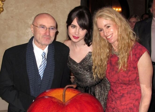 Лили Коллинз с родителями на премьере фильма "Белоснежка и месть гномов", 2012