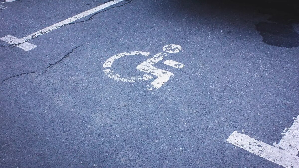     Автомобили, которые имеют обозначение о перевозке инвалида, все-таки штрафуют в Казани за парковку на не предназначенных для них местах. Об этом корреспонденту Inkazan рассказал читатель.