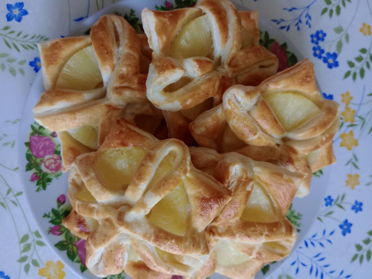 Слойки готовятся очень быстро и просто. Но ваши близкие будут в восторге от такого угощения к чаю.