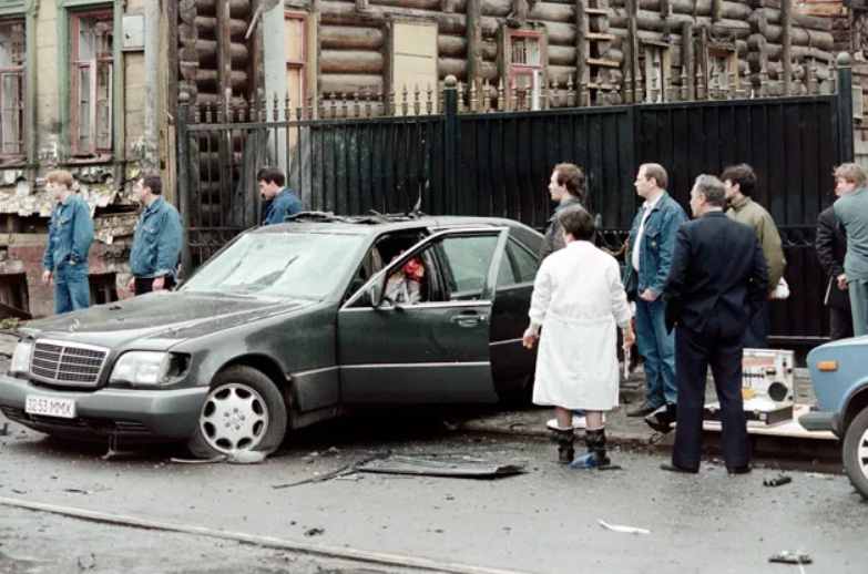 Фото покушения. Покушение на Бориса Березовского 1994. Mercedes Бориса Березовского после покушения.