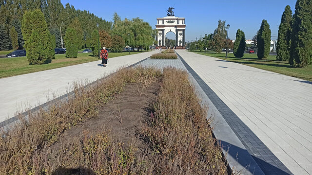   Многолетние растения на высохших клумбах подрядчик заменит в рамках гарантии