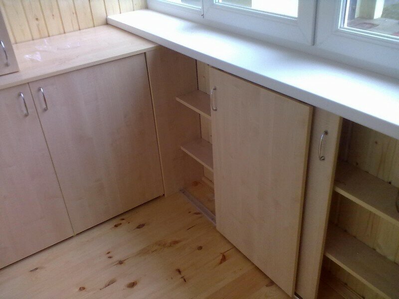 Если лоджия широкая, то полки под подоконником  отличный вариант разумного использования пространства.