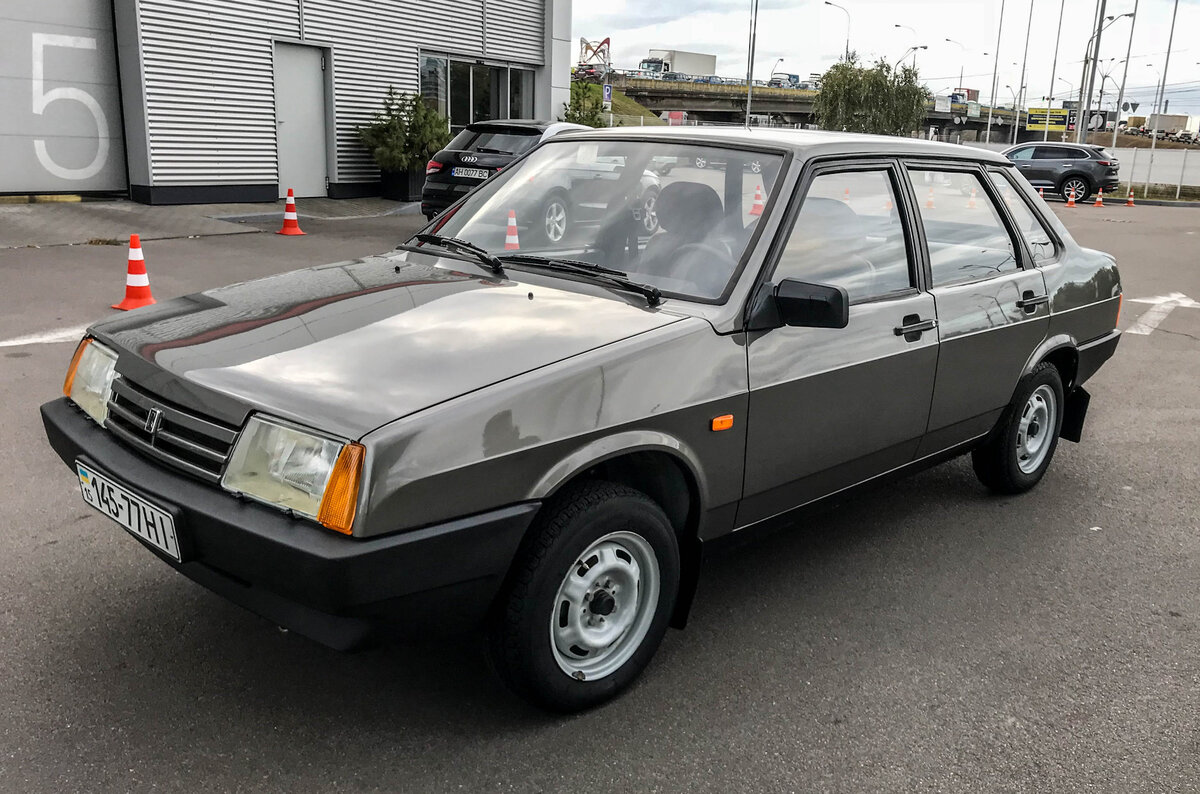 Переднеприводный седан ВАЗ-21099 «Спутник» начали выпускать в Тольятти в декабре 1990 года. От «восьмерки» и «девятки» он отличался не только выступающим багажником (длина кузова увеличилась на 200 мм), но и другим оформлением передка с «длинным крылом», иной решеткой радиатора. Позднее эти же решения были внедрены и на хэтчбеках. 
На «девяносто девятую» устанавливались карбюраторные моторы объемом 1,3 литра (65 л. с.) и 1,5 литра (70 л. с.), а также впрысковый вариант 1,5-литрового двигателя, развивавший 78 сил. Также было выпущено небольшое количество машин с роторно-поршневым силовым агрегатом ВАЗ-415 мощностью 120 л. с. Еще одна мелкосерийная модификация — «Лада Виктори» с полноприводной трансмиссией от хэтчбека Volkswagen Golf Syncro.

ВАЗ-21099 экспортировался в другие страны под именами Lada Samara, Forma, Sagona. Машины поставляли даже в Австралию, там они назывались Lada Sable. Часть экспортных автомобилей комплектовалась 1,1-литровым бензиновым мотором.

В конце 1990-х годов в результате модернизации модели 21099 появился седан ВАЗ-2115. Несколько лет эти автомобили делали параллельно, но в июне 2004 года «девяносто девятая» окончательно покинула конвейер АвтоВАЗа. После этого автомобиль продолжили производить на Украине для местного рынка до 2011 года. Всего за два десятка лет было выпущено примерно 1 040 000 машин.