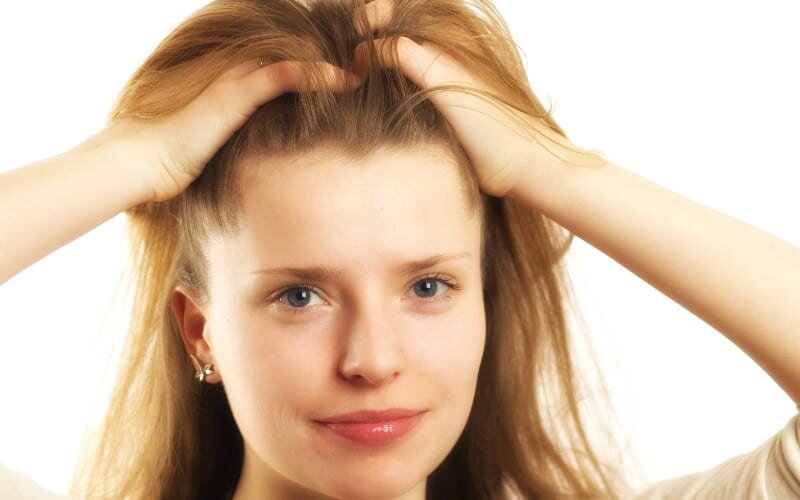 мужчина с красивыми волосами. человек трогает волосы. человек трогает волосы при разговоре. человек трогает волосы. прикосновение к волосам.