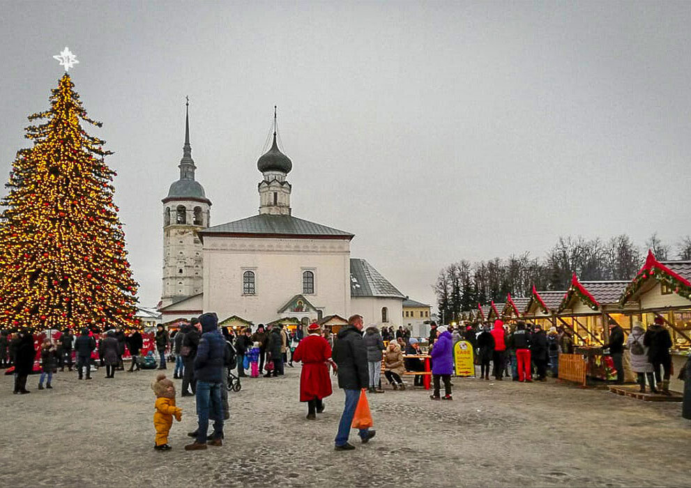 Новогодняя ярмарка в центре Суздаля