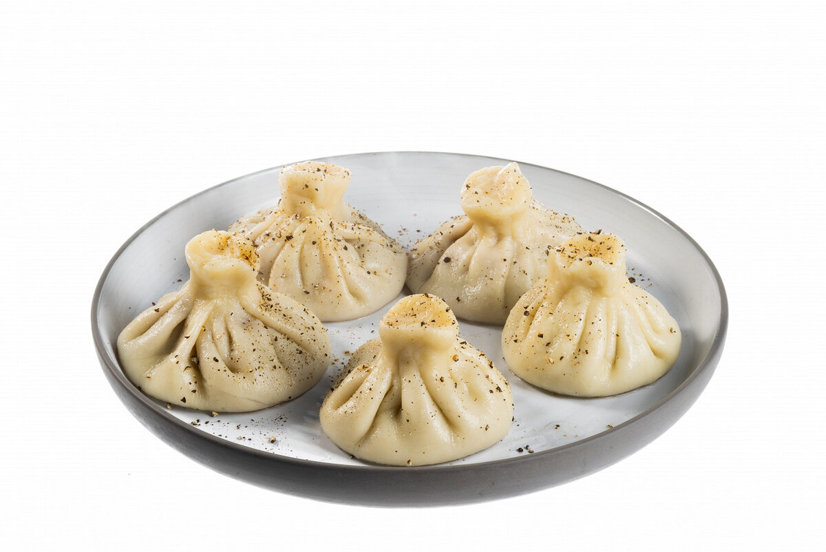 1. В фарш проворачивается очищенное от жил мясо — грудинка или задок молодой особи. Затем добавляется сало, мелко нарубленные лук и чеснок. В конце вмешивается вода — столько, сколько фарш сможет впитать, не разделяясь на мясную и водную фракции. На полкило мяса — примерно 150 мл. По вкусу можно добавить соль, зиру, ­острый перец (можно приготовить самостоятельно) и кинзу. 