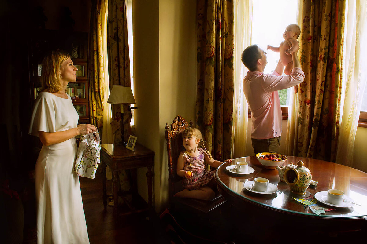 Мне очень нравится этот кадр. Глаз скользит от мамы, по ее взгляду на папу, а потм возвращается через дочку снова к маме. Мы как бы наблюдаем фрагмент фильм и следим за их эмоциями.