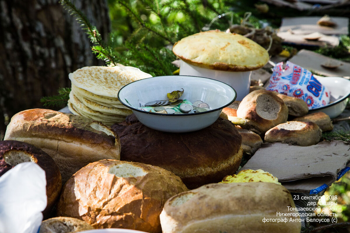 От каждого принесенного хлеба отрезается кусочек и в ходе моления кладётся в костёр - приносится в жертву богам.