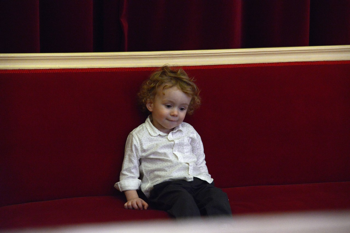 Маленький человек на диванчике в зале филармонии. Ночь музеев в 2017 году