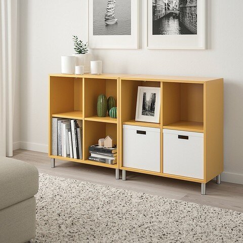 Фото: ИКЕА. Например, как эта комбинация из двух шкафов на ножках золотисто-коричневого цвета. В ассортименте шведского бренда есть также красный вариант и более нейтральные цветовые решения. За счет того что полки подняты на ножки, они выглядят легко и подойдут даже маленькой комнате.