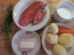 ШАГ 1:
Необходимые ингредиенты. Рыбку помыть овощи начистить