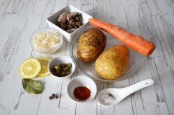 ШАГ 1:
Подготовить ингредиенты. Для приготовления ухи из консервированной сайры с рисом нам понадобится: банка консервированной сайры, картофель, морковь, немного риса, небольшой кусочек лимона, каперсы (по желанию, но с ними очень вкусно), душистый перец горошком, паприка, черный молотый перец и соль.