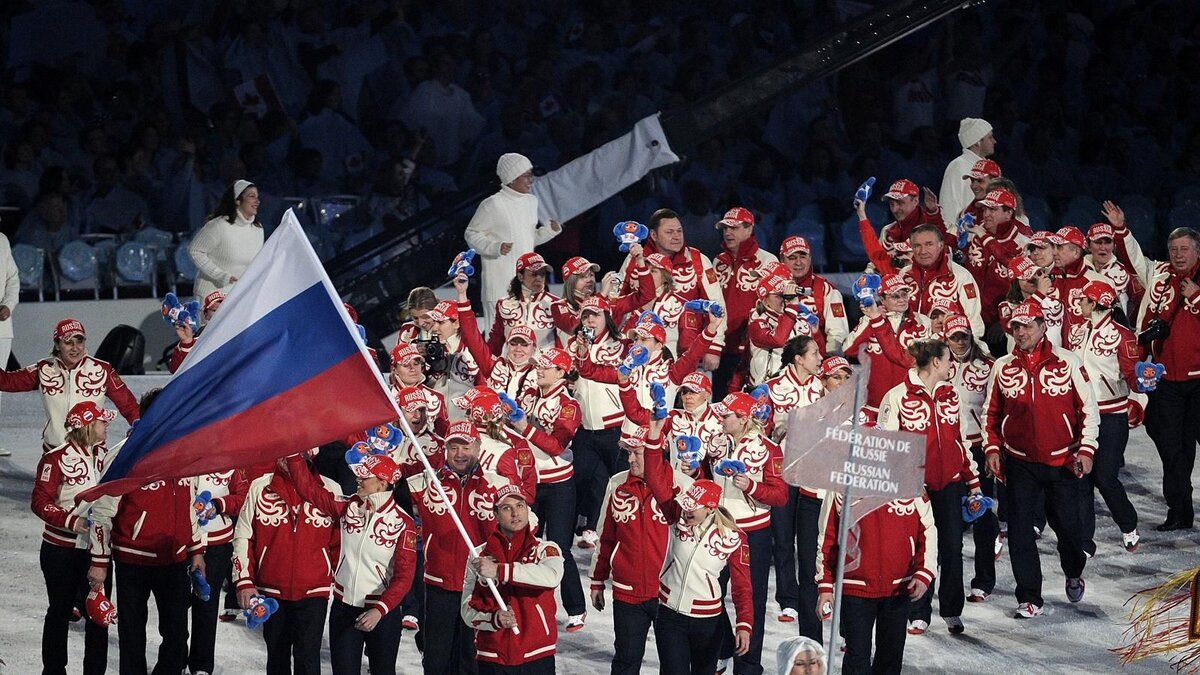 Спорт номер 1. Сборная России знаменосец. Сборная России на Олимпиаде в Сочи. Россия спортивная Страна. Форма Российской сборной олимпиады 2010.
