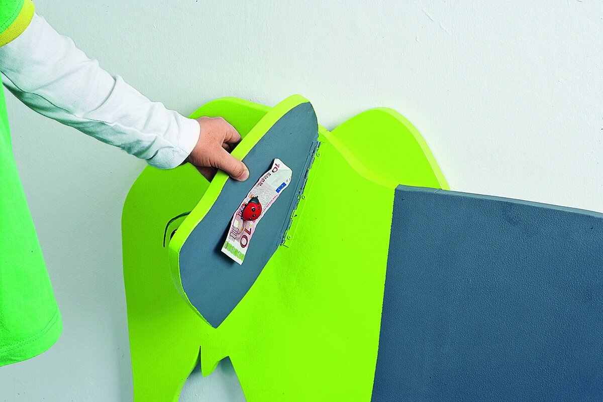 Для маленького тайничка используем большое ухо слоника, его тоже покрываем магнитной краской с обратной стороны.