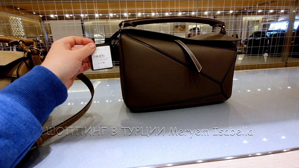 Сумка Loewe 17750 лир, 186 980 рублей.