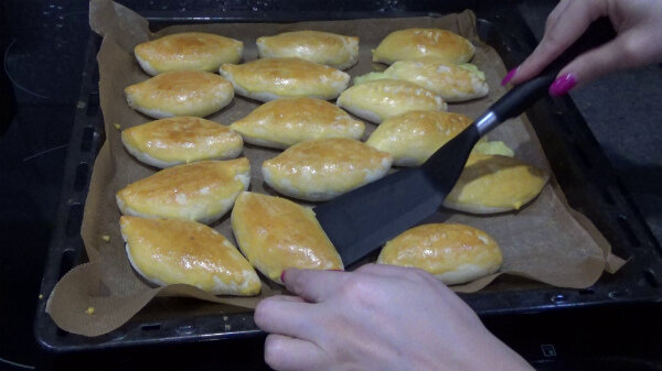 Видео-рецепт пирожков с мясом в духовке из дрожжевого теста