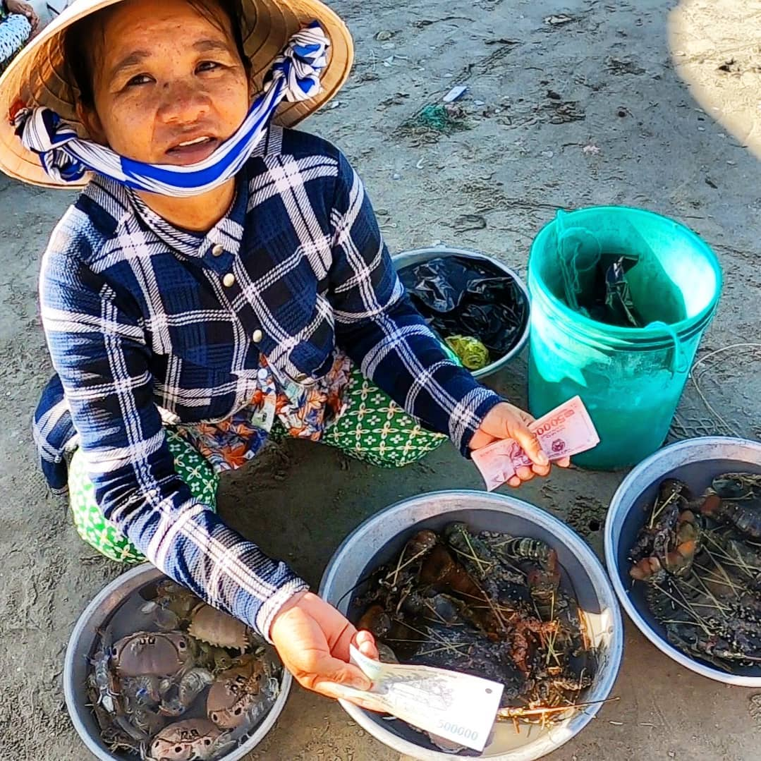 Здесь можно купить морепродукты за копейки, а можно насобирать бесплатно прямо под ногами. Смотрите подробности в нашем выпуске ниже :)